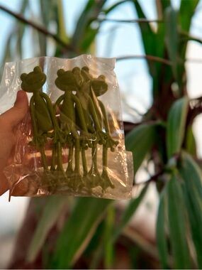 Green Frog Silicone Plant Stem Huggers - Pack of 4